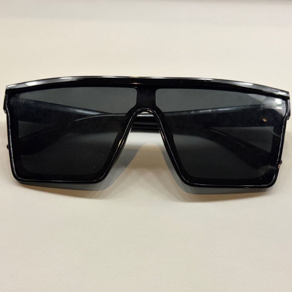 Stylish Black Oversized Sunglasses